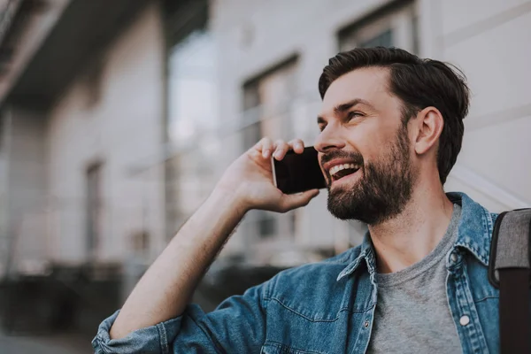 Homme joyeux parlant au téléphone en plein air — Photo