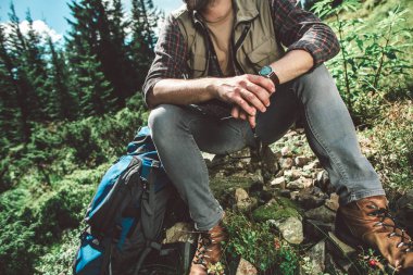 Gezgin adam yeşil dağ tepesinde nefes alıyor