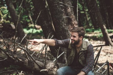 Gezgin adam yeşil ormanda dinleniyor.