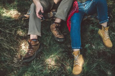 Genç çift yeşil tepede dinleniyor.