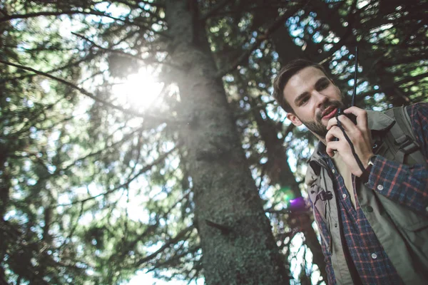Resenär man pratar på radio i skogen — Stockfoto