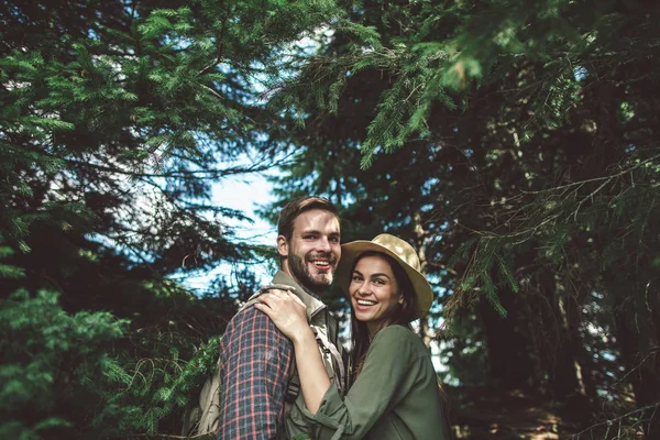 Mosolygó szeretett pár utazó zöld erdőben — Stock Fotó