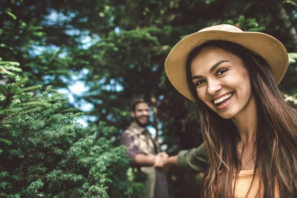 Sonriente hermosa dama liderando por amado hombre —  Fotos de Stock