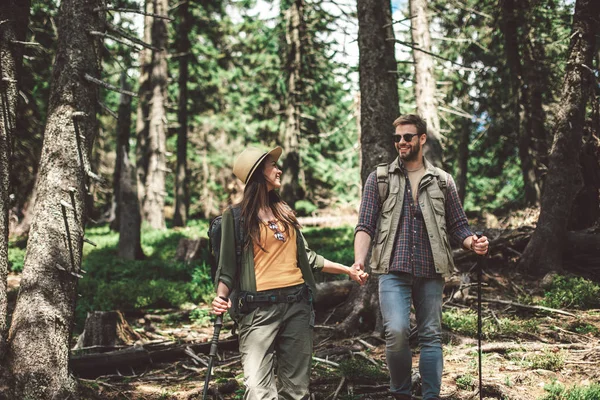 Två resenärer i speciella kläder promenader på skogen — Stockfoto