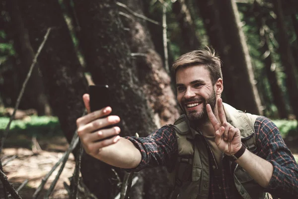 Χαρούμενος ταξιδιώτης άνθρωπος κάνει selfie στο δάσος — Φωτογραφία Αρχείου