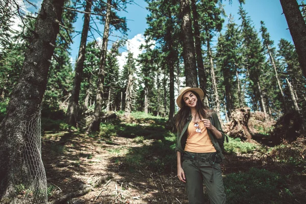 Jonge lachende vrouw poseren in groen bos — Stockfoto