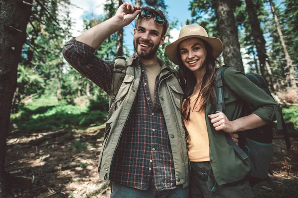 Couple de voyageurs profitant de leur promenade en forêt — Photo