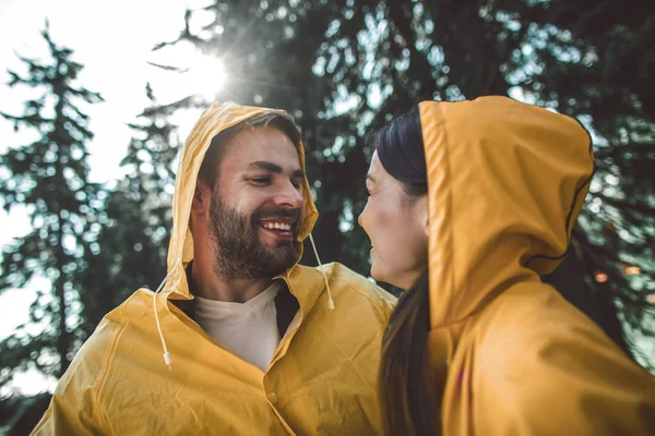 Resenärspar njuter resa i regnigt väder — Stockfoto