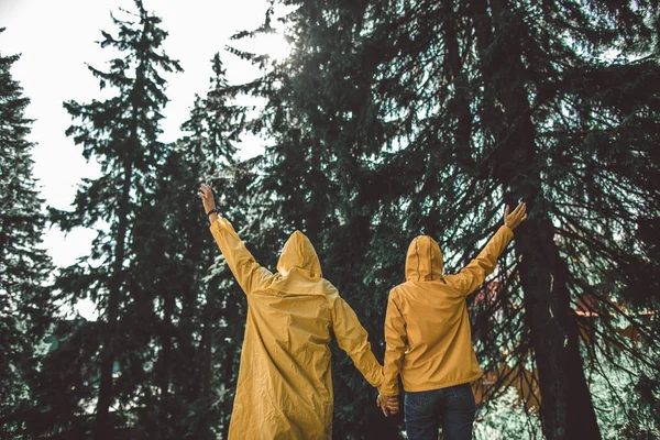 Ένα ζευγάρι ταξιδιωτών χαιρετά κάποιον με βροχερό καιρό — Φωτογραφία Αρχείου