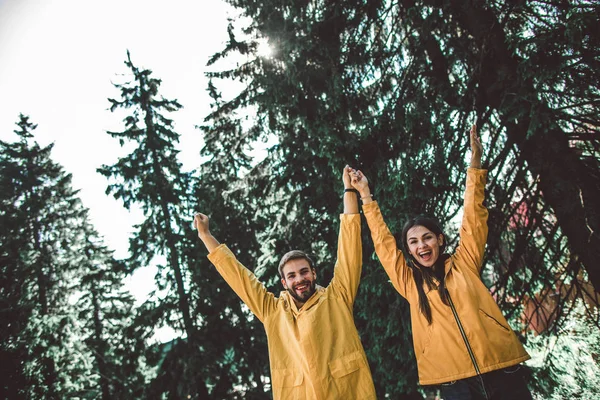 Reizigers paar genieten van reis in regenwoud — Stockfoto