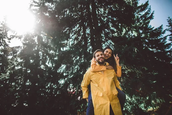 Reizigers paar genieten van reis in regenwoud — Stockfoto