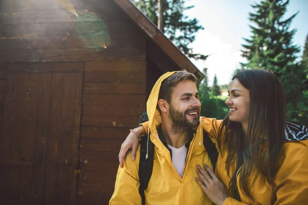 Glad resenär par njuter resa efter regn — Stockfoto