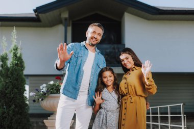 Mutlu aile evlerine yakın bir yerde.