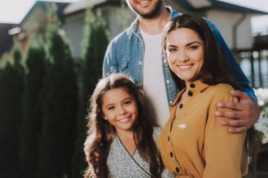 Mutlu ebeveynler çocuklarının yanında.