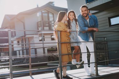 Arkadaş canlısı aile birlikte güzel bir hafta sonu geçiriyor.