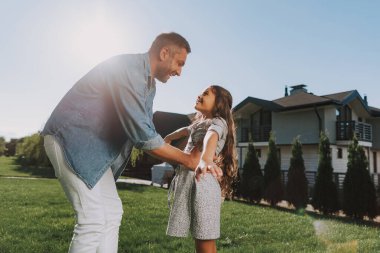 Babam haftasonunu çocuğuyla geçirecek.