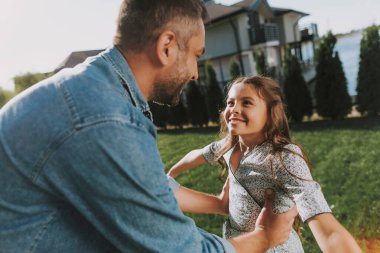 Mutlu baba çocuğuyla dinleniyor.
