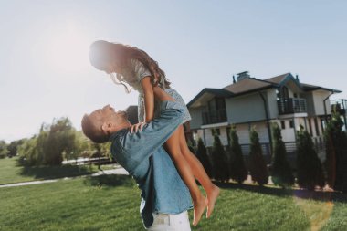 Mutlu baba çocuğuyla eğleniyor.