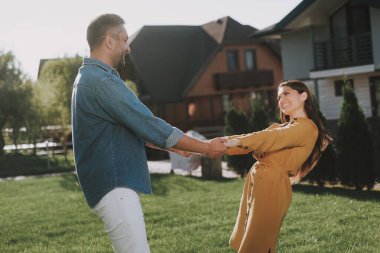 Gülümseyen karı koca dışarıda eğleniyor.