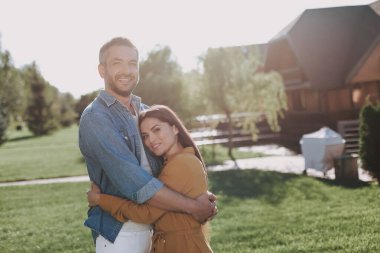 Mutlu evli çift hafta sonunu birlikte geçirecek.