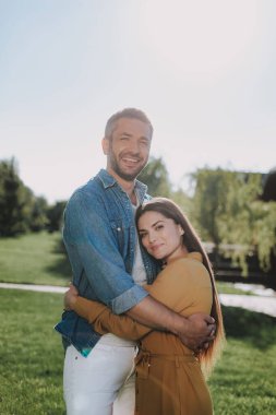 Genç evli çift birlikte vakit geçiriyor.