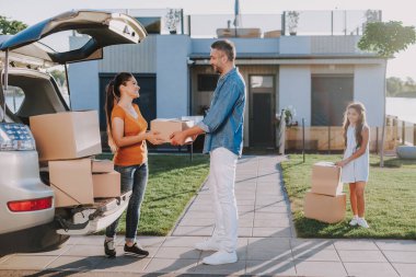 Kutuları bagaja koyan hoş bir çift.