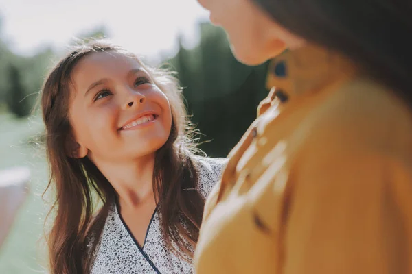 Sonriente hija está mirando a su mamá — Foto de Stock