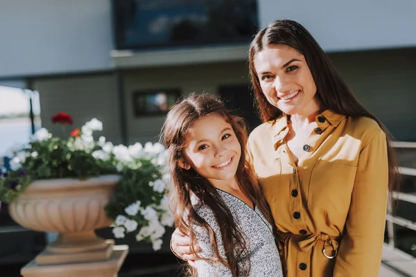 Genç ve güzel anne güzel çocuğa sarılıyor.