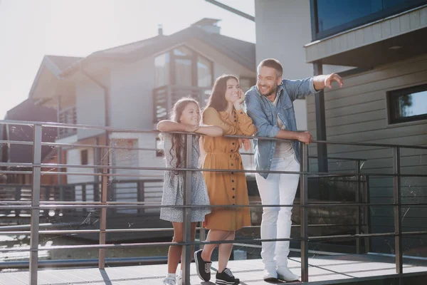 Familia feliz está disfrutando de fin de semana de verano juntos — Foto de Stock