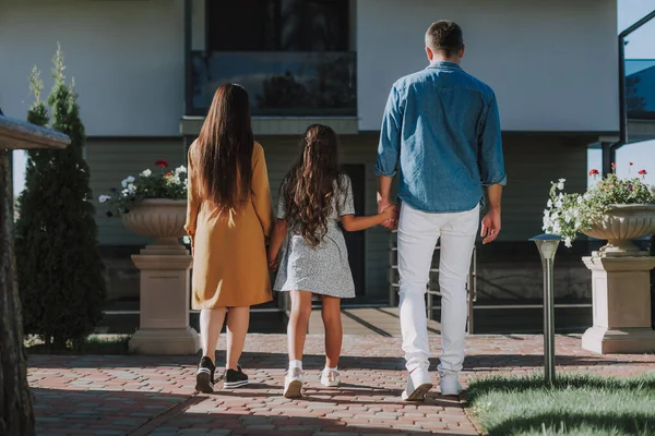 Familia feliz teniendo tiempo libre en fin de semana juntos — Foto de Stock