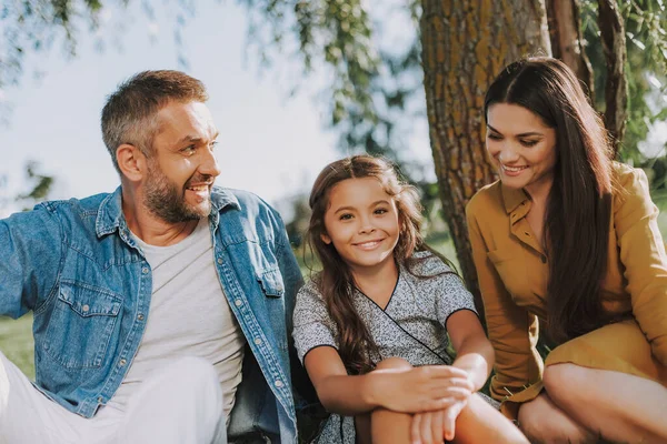 Ebeveynler ve küçük kızları birlikte dinleniyorlar.