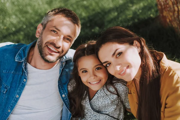 Leende familj tillbringar en underbar helg utomhus — Stockfoto