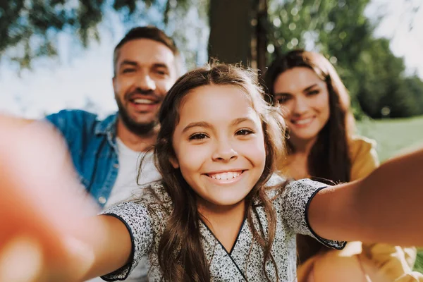 Família feliz está passando o fim de semana de verão juntos — Fotografia de Stock