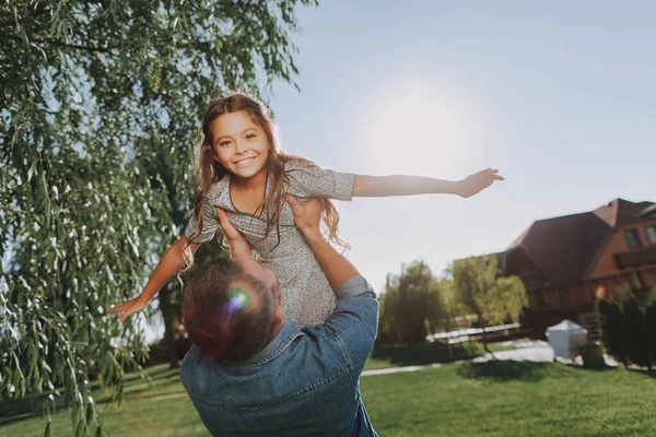 Šťastný otec se baví se svým dítětem — Stock fotografie