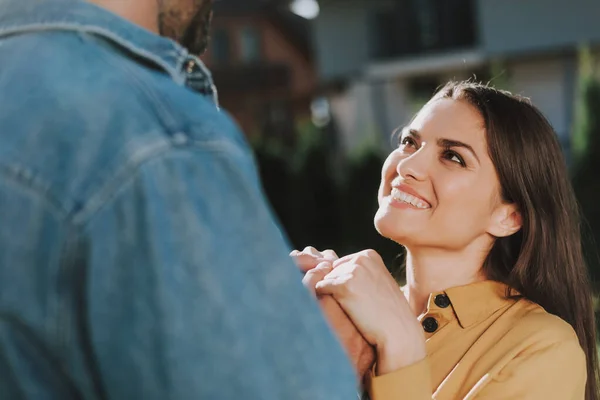 Perempuan jatuh cinta berdiri dengan laki-laki luar — Stok Foto