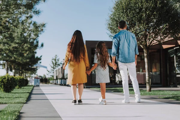 Getrouwd paar met kleine dochter wandelen buiten — Stockfoto