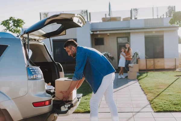 Lycklig familj flyttar till nytt hus — Stockfoto