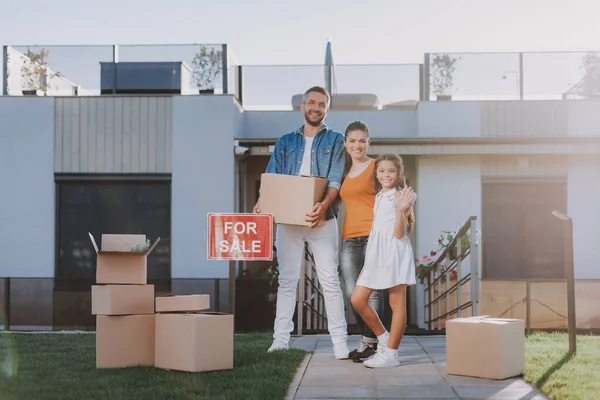 Glädjande vänlig familj gör sig redo för en borttagning — Stockfoto