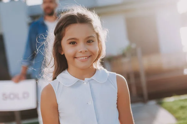 Portrait of a smiling pretty girl standing in the yard — ストック写真