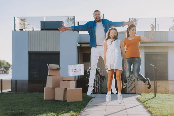 Glad vänlig familj som uttrycker ha kul nära sitt hus — Stockfoto