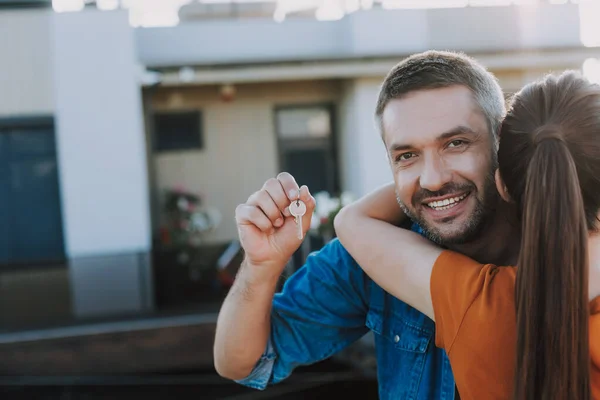 Encantado homem bonito abraçando sua esposa amorosa — Fotografia de Stock