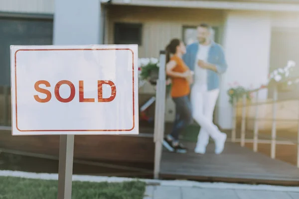 Selective focus of a sign near the sold house — Stock Photo, Image