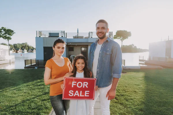 Alegre familia completa amistosa vendiendo su casa — Foto de Stock