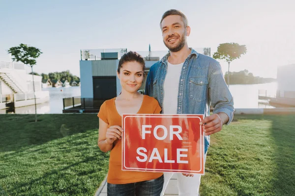 Příjemný pár prodávající svůj moderní dům — Stock fotografie