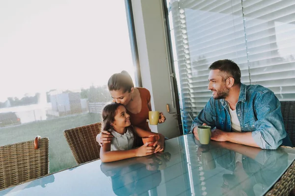 Allegro amorevole madre seduta con il marito e una figlia — Foto Stock