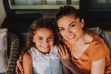 Sevinçli anne kızıyla dinleniyor.