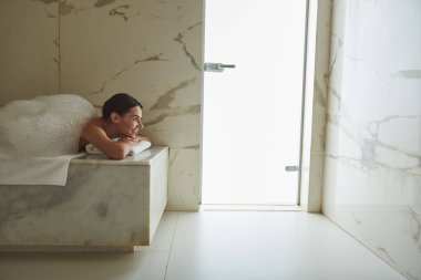 Hamamda çene çalan ve gülümseyen mutlu kadın.