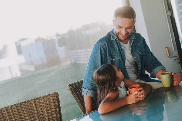 Padre premuroso a riposo con la sua bella figlia — Foto Stock