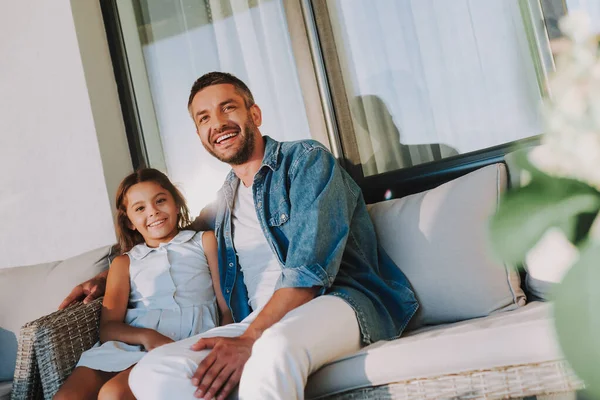 Positivo buen padre sentado con su linda hija — Foto de Stock