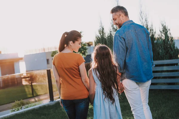 Encantados padres de pie con su linda hija — Foto de Stock